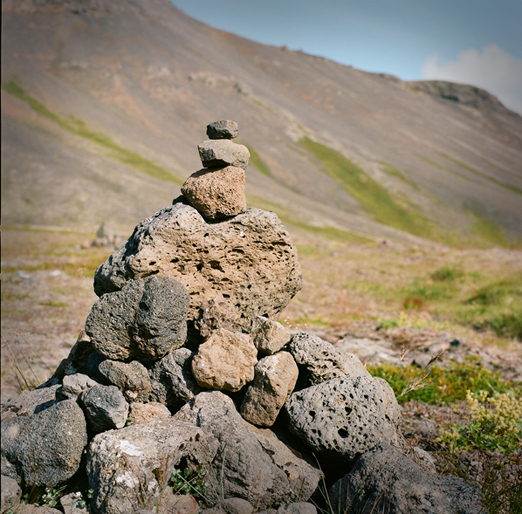 
			<br /><em>a heart cairn 
			<br />(day no. 3. heart no. 3.)
			<br /><br /><br /><br /><br />(just outside seagull death cave, 
			<br />on the way to snæfellsjökull / NW)</em>